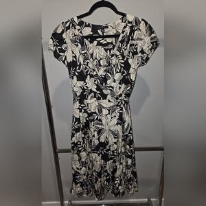 100% Silk Banana Republic Black & White Floral Wrap Dress - Women's Size 4